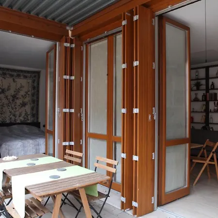 Apartment Terrace Close To Metro Station