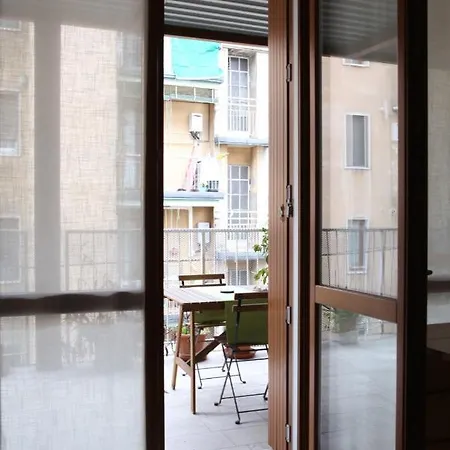 Terrace Close To Metro Station Apartamento
